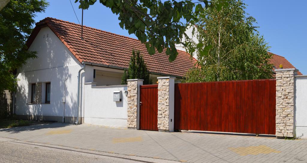 Jaszbereny Boutique Room Екстериор снимка